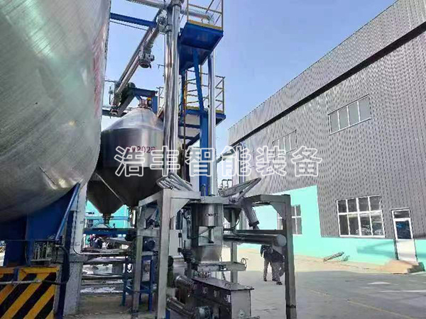 河北某化工廠噸袋拆包機管鏈輸送機使用現場